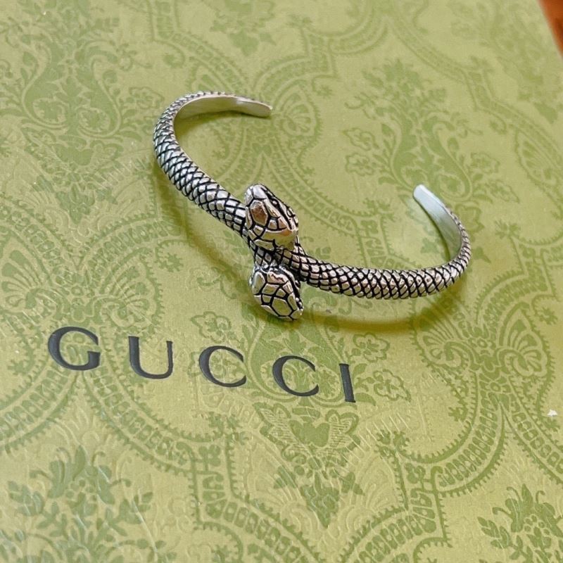 G*u*i bracelets